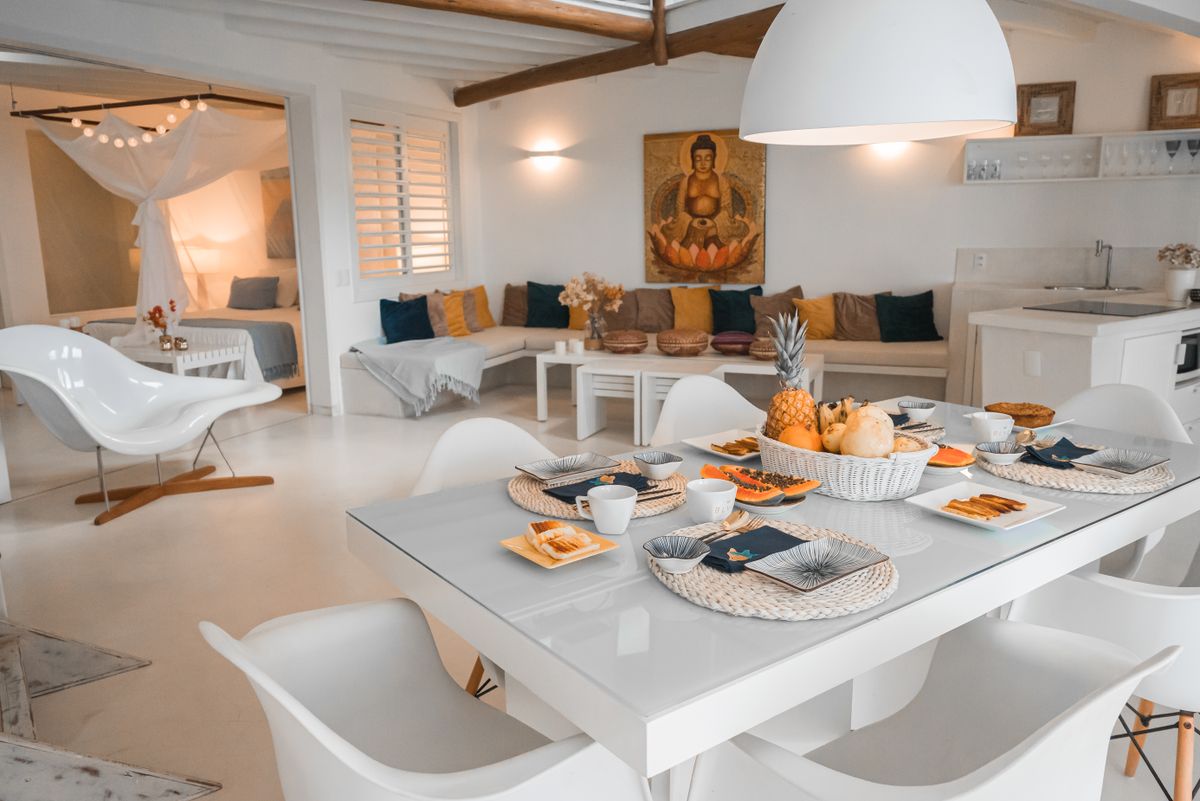 White Hamptons dining room with comfortable seating and neutral decor