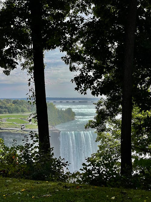 Niagara Falls in the first days of autumn 