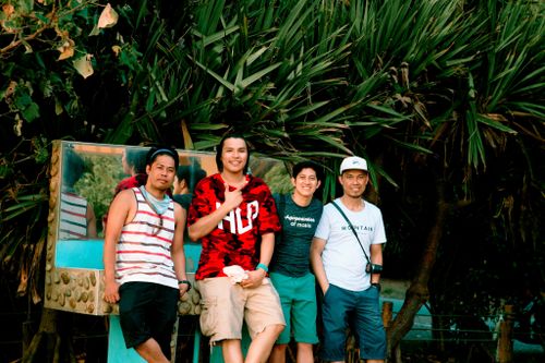 Free A cheerful group of friends standing together outdoors, enjoying a sunny day. Stock Photo
