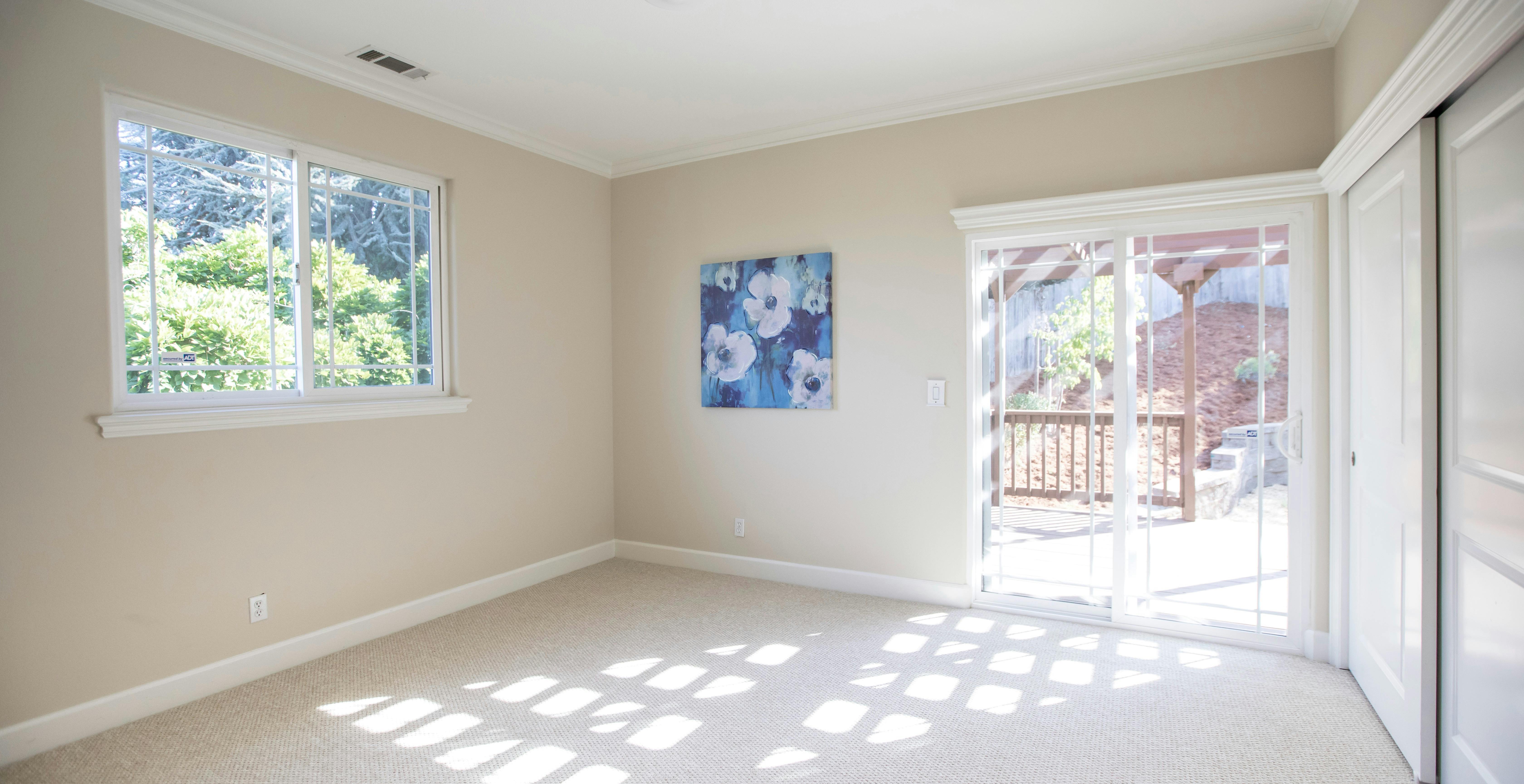 Detail einer Schiebetür-Bodenführung auf Holzfußboden mit korrekt eingestelltem Spiel