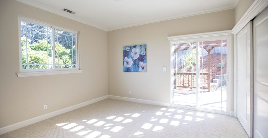 Detail einer Schiebetür-Bodenführung auf Holzfußboden mit korrekt eingestelltem Spiel