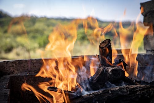 Backyard Bonfire Safety Tips for Crisp Autumn Nights