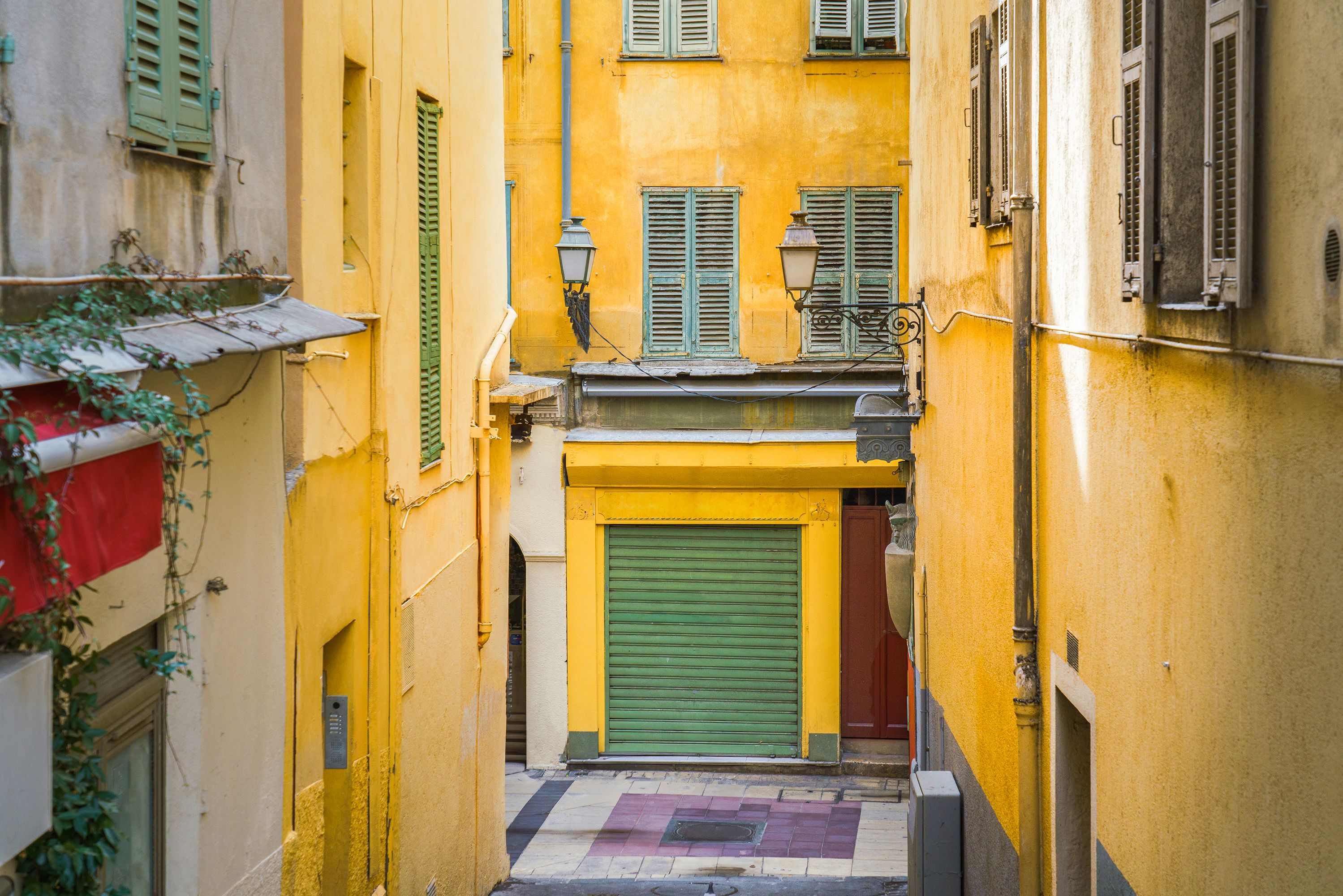 Rue du centre de Nice, immeubles anciens et façades colorées
