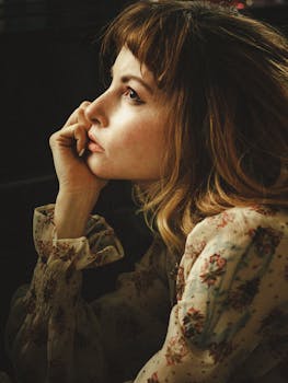 一位身穿复古花卉连衣裙的女士，在戏剧性的灯光下被捕捉，营造出经典而浪漫的感觉