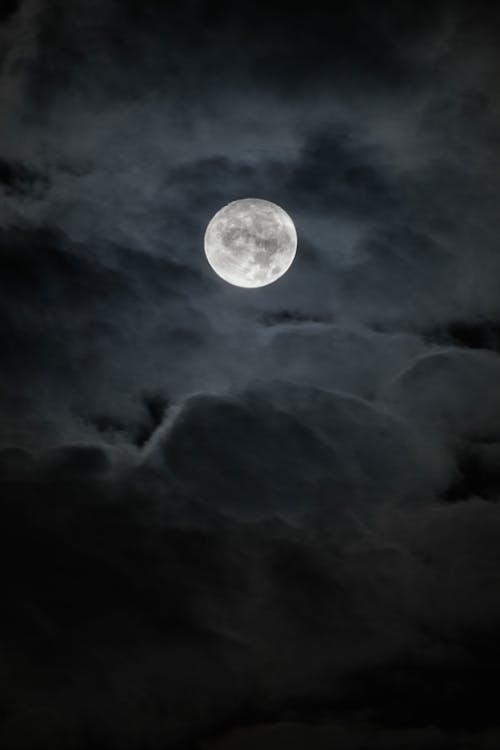 Foto stok gratis astronomi, awan, bulan