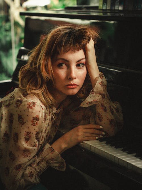 Foto De Mulher Apoiada No Piano