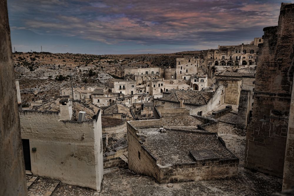 Sassi de Matera al ocaso bajo cielo rosado