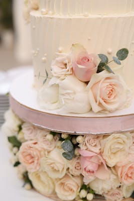 Elegant wedding cake with roses