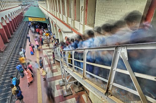 insanlar, istasyon, ray içeren Ücretsiz stok fotoğraf