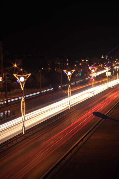 Free Captivating long exposure of busy night traffic in İzmit, showcasing vibrant light trails and illuminated streetlights. Stock Photo