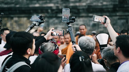 보로부두르의 언론인과 방문객들은 태국에서 인도네시아까지 걸어온 반테족을 인터뷰했습니다.