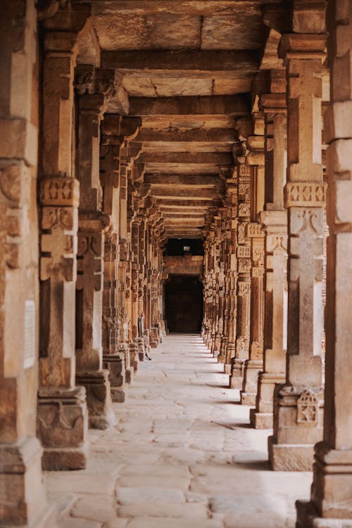 Colonnade of Qutab Minar in Delhi
