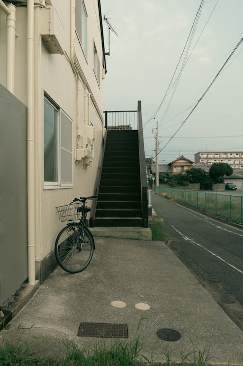 Immagine gratuita di bicicletta, cittadina, facciata di edificio