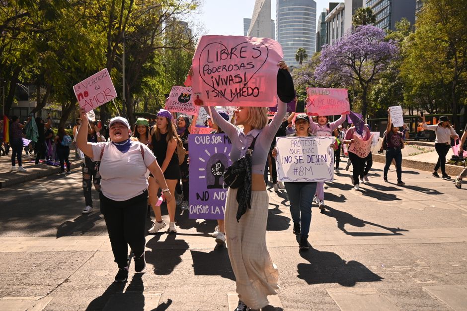 Una vibrante protesta de mujeres en CDMX, promoviendo el empoderamiento y la unidad en una calle de la ciudad.