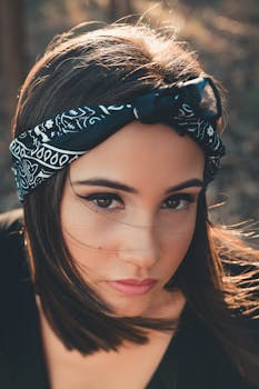 时尚女性在自然户外环境中佩戴头巾的肖像，展现出时尚的外观