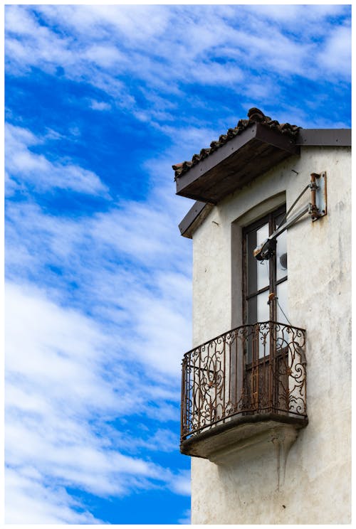 Foto profissional grátis de azul-celeste, balcão, céu de nuvens