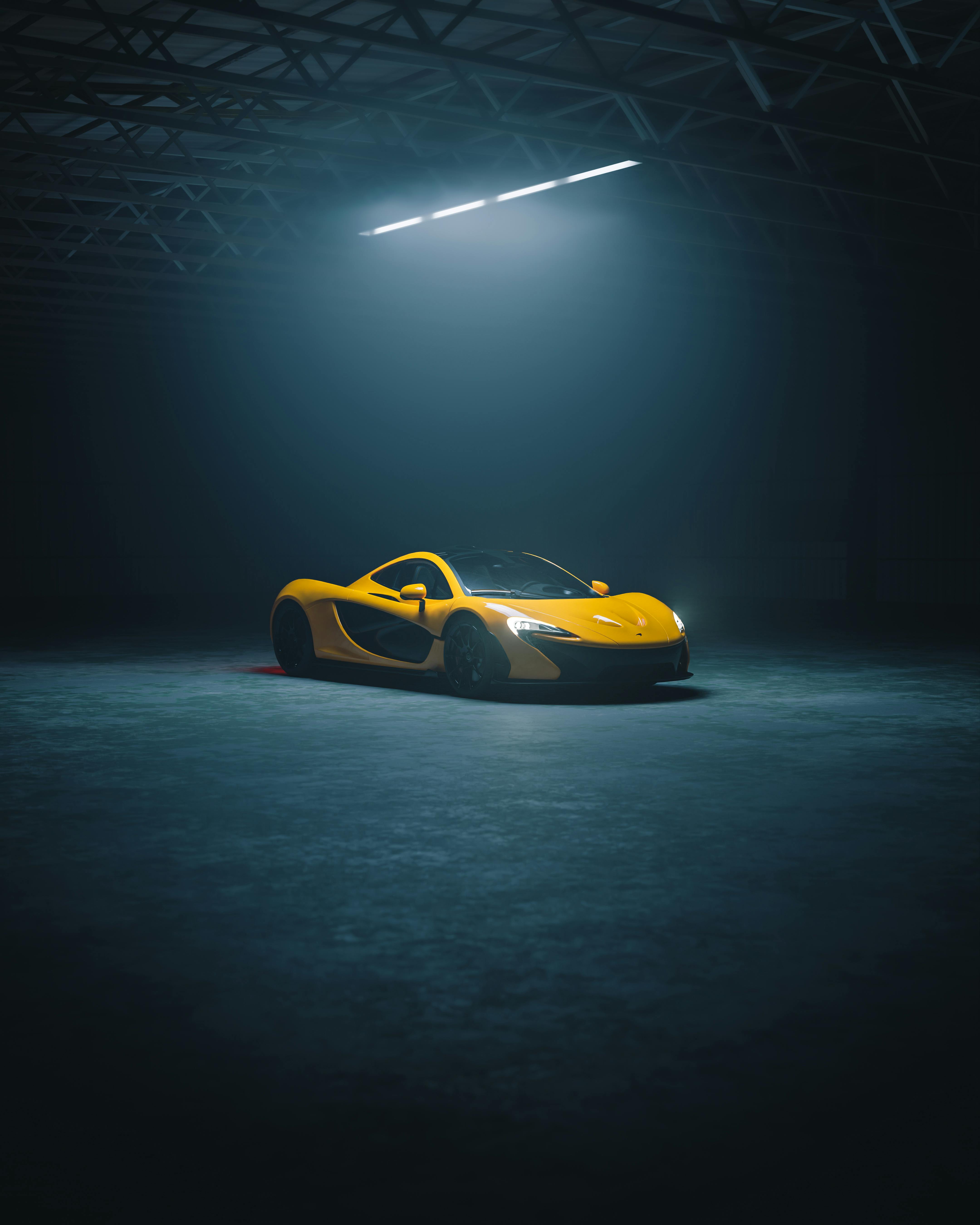 Voiture de sport jaune dans un entrepôt dim éclairé — Essai Driver's Lab