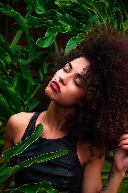 Mujer Vistiendo Halter Top Cerca De Plantas De Hojas Verdes