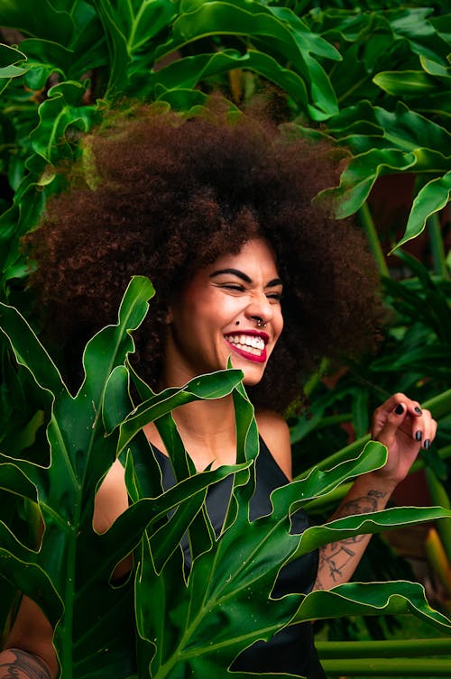 Mujer Rodeada De Plantas De Hojas Verdes