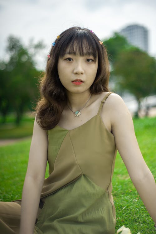 갈색 머리, 공원, 드레스의 무료 스톡 사진