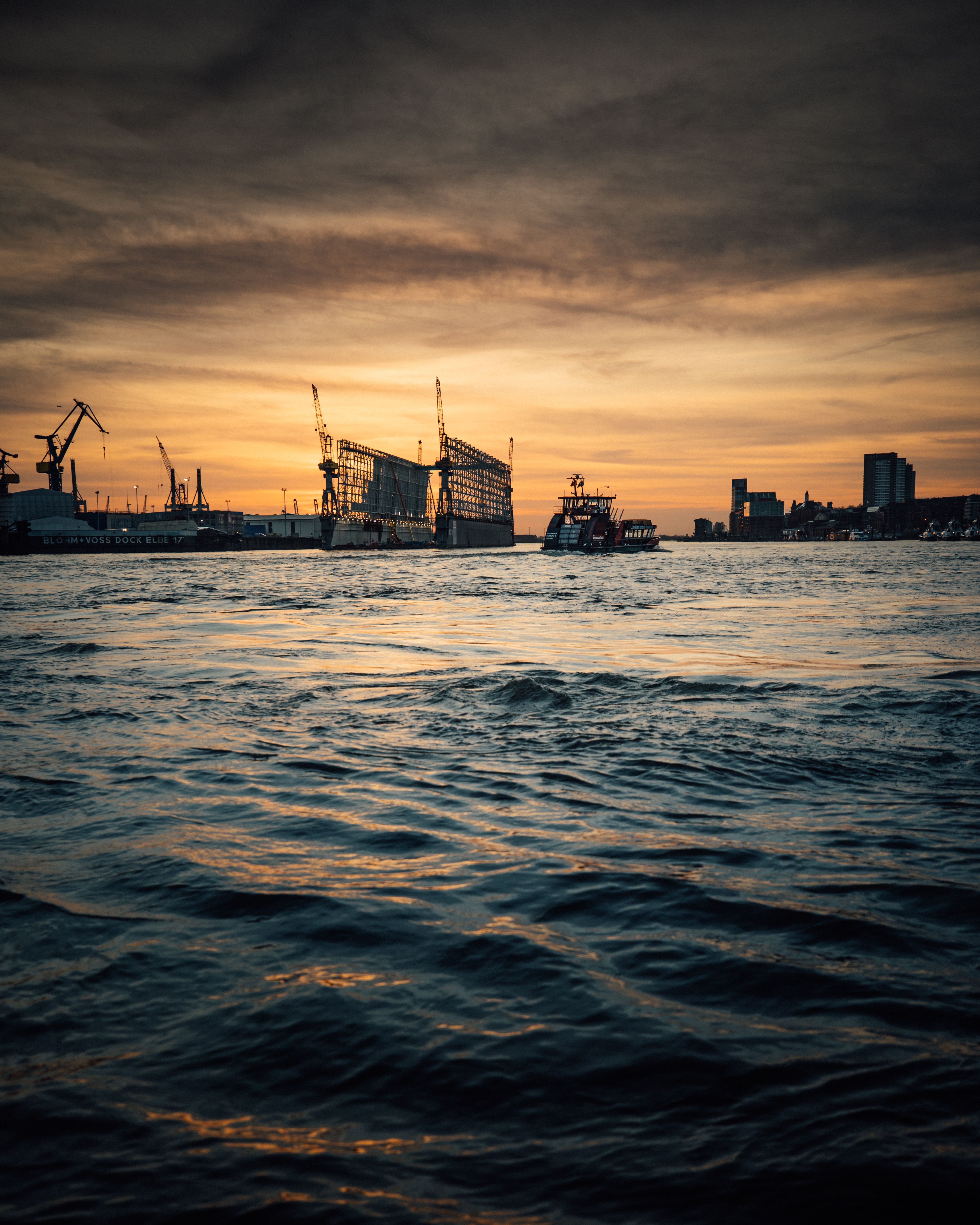 Hamburger Hafen und Elbe als Symbolbild für ALEX Hamburg Überseebrücke