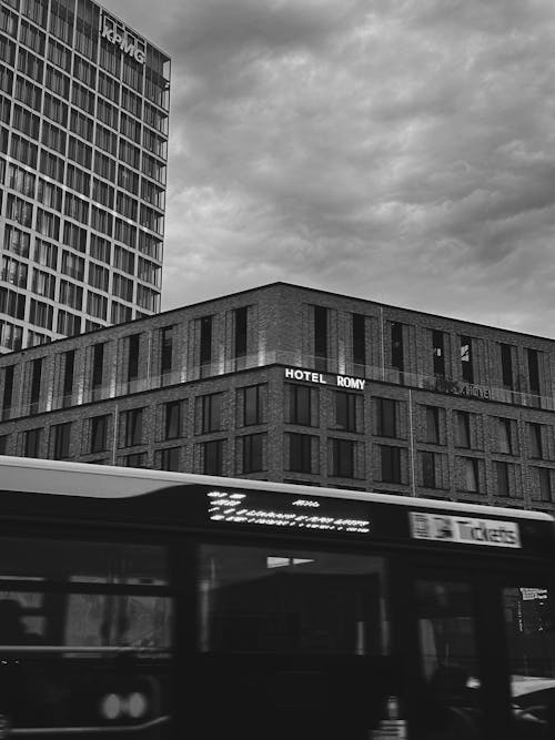 Imagine de stoc gratuită din alb-negru, autobuz, clădire