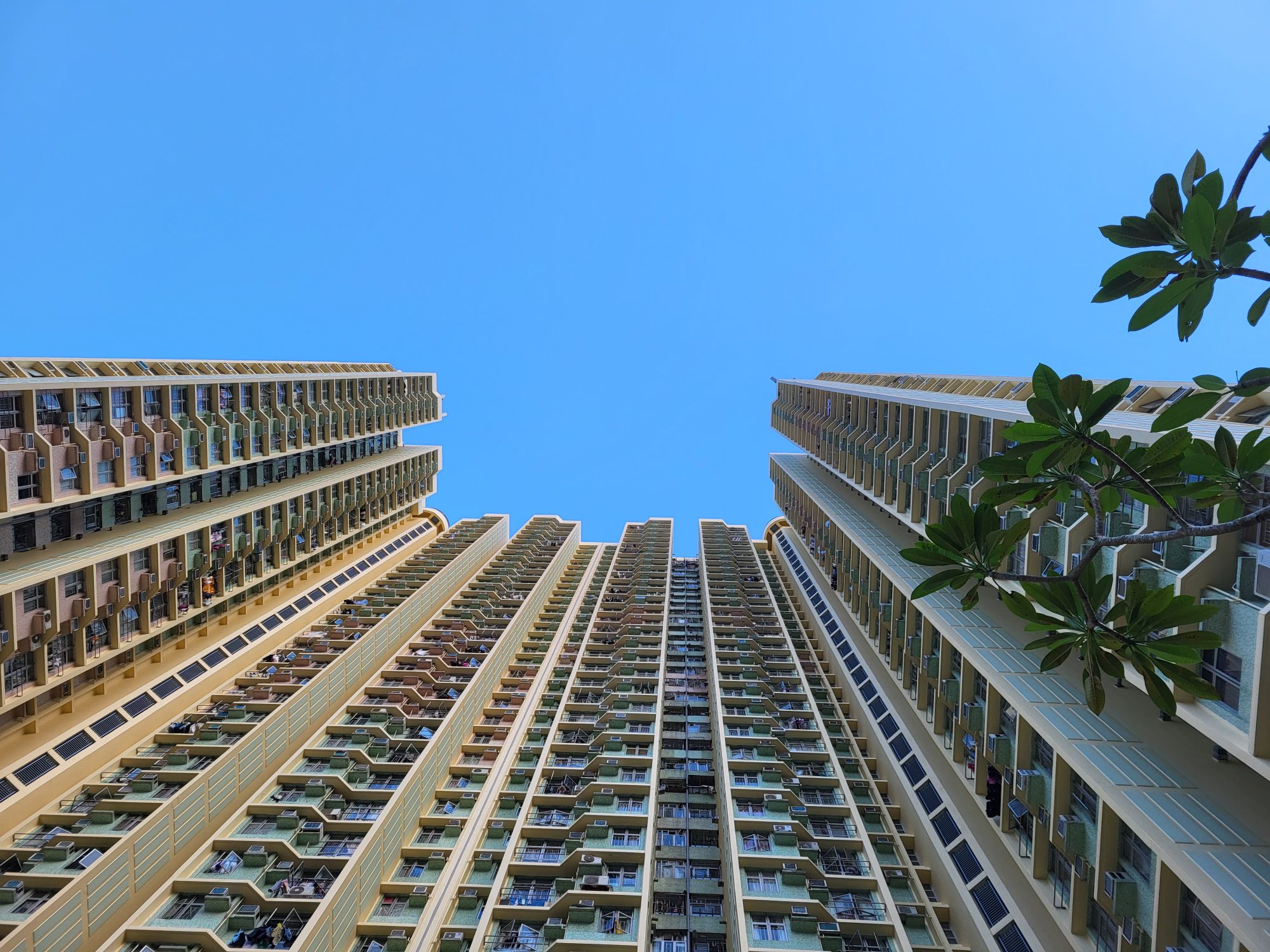 Residential Skyscraper under Blue Sky · Free Stock Photo