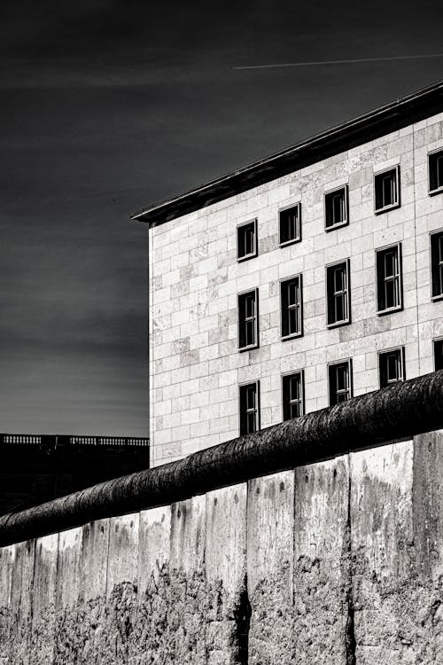 Kostenloses Stock Foto zu black-and-white, einfaches gebäude, fenster