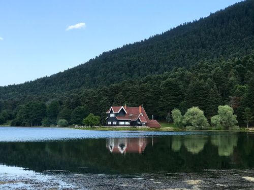 Free Picturesque lakefront house surrounded by forested hills in Bolu, Türkiye. Stock Photo