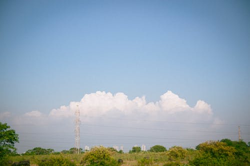 Δωρεάν στοκ φωτογραφιών με γαλάζιος ουρανός, γήπεδο, γραμμές ηλεκτρικού ρεύματος