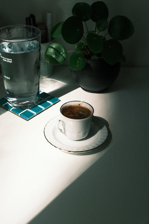 Ilmainen kuvapankkikuva tunnisteilla auringonvalo, juomalasi, kahvi