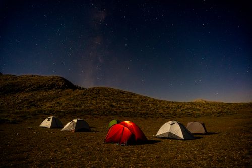 Free Scenic night view of tents under a clear, starry sky in rural Pembelik, Antalya, Türkiye. Stock Photo