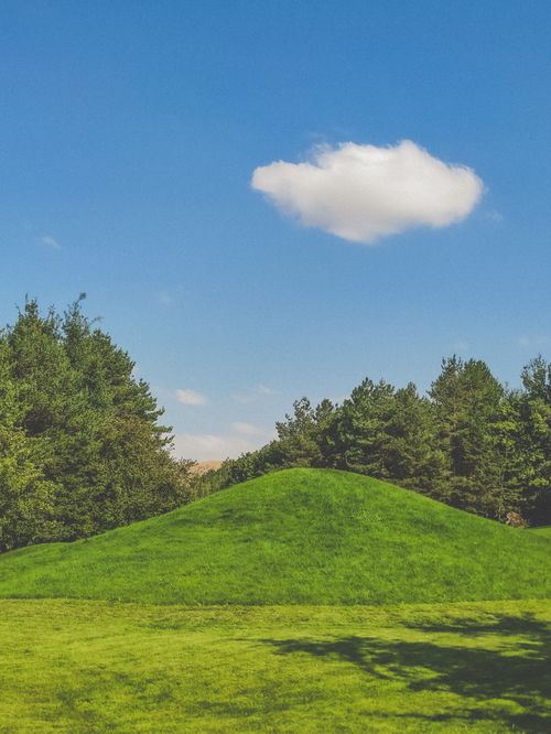 Free Serene countryside view of lush green hill under clear blue sky in Kırşehir, Türkiye. Stock Photo