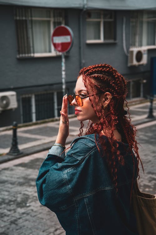 Základová fotografie zdarma na téma dioptrické brýle, dlouhé vlasy, jeanová bunda