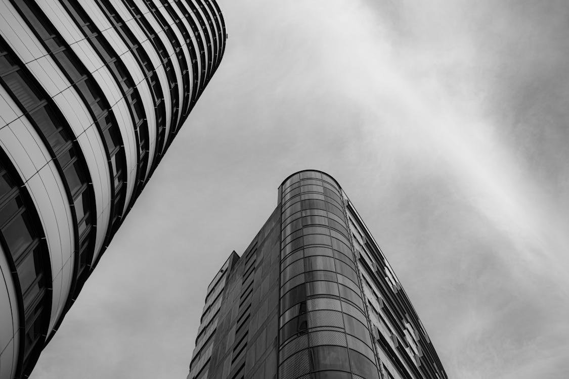 Darmowe zdjęcie z galerii z budynki biurowe, czarno-biały, drapacze chmur