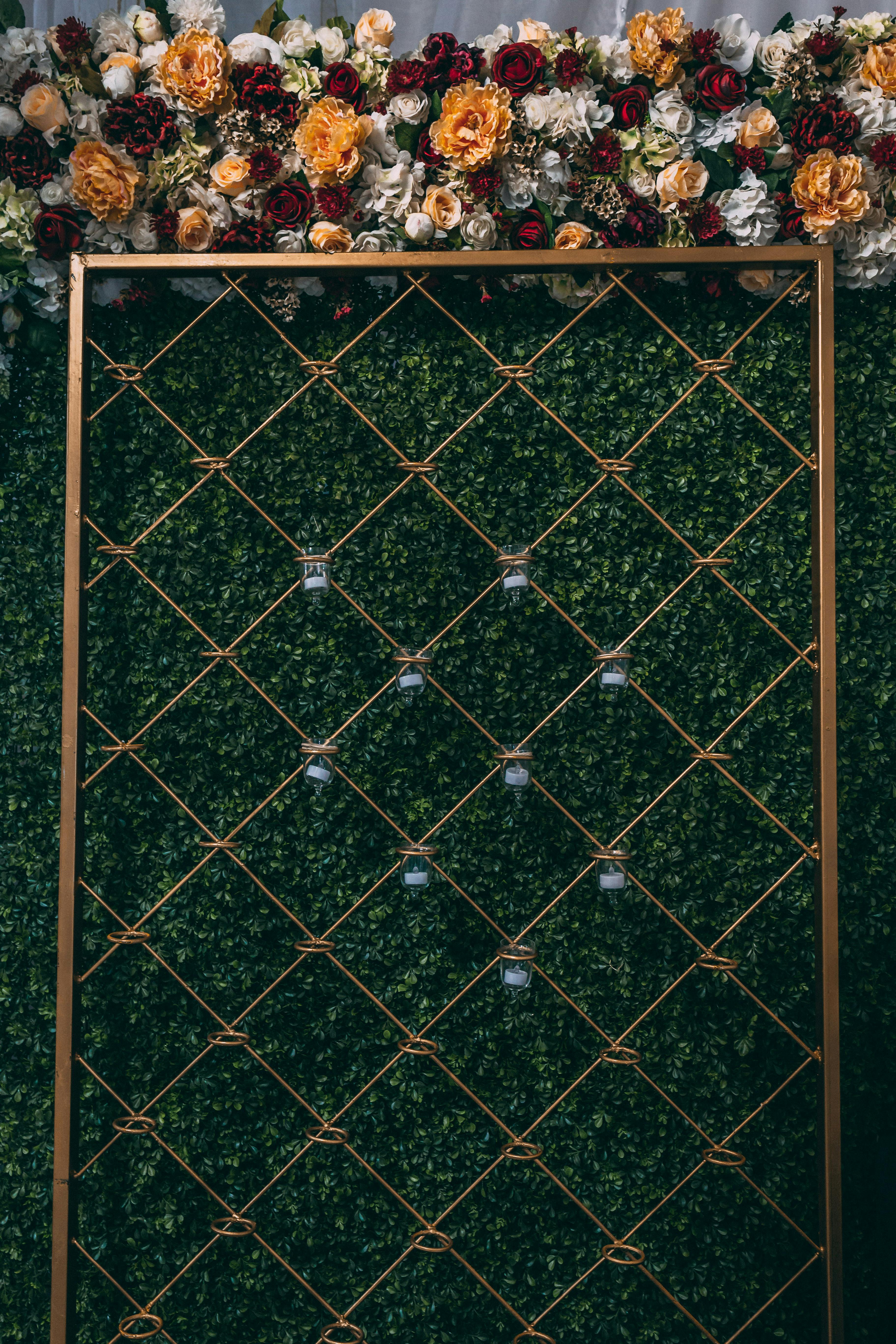 花卉郁郁葱葱地排列着，金色框架以绿叶为背景，非常适合举办活动