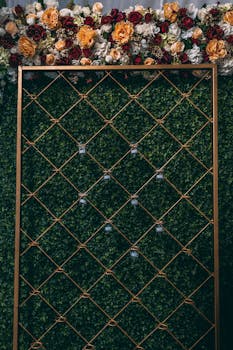 花卉郁郁葱葱地排列着，金色框架以绿叶为背景，非常适合举办活动