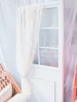 房间明亮通风，采用白色复古装饰，配有精致的蕾丝窗帘和木制家具