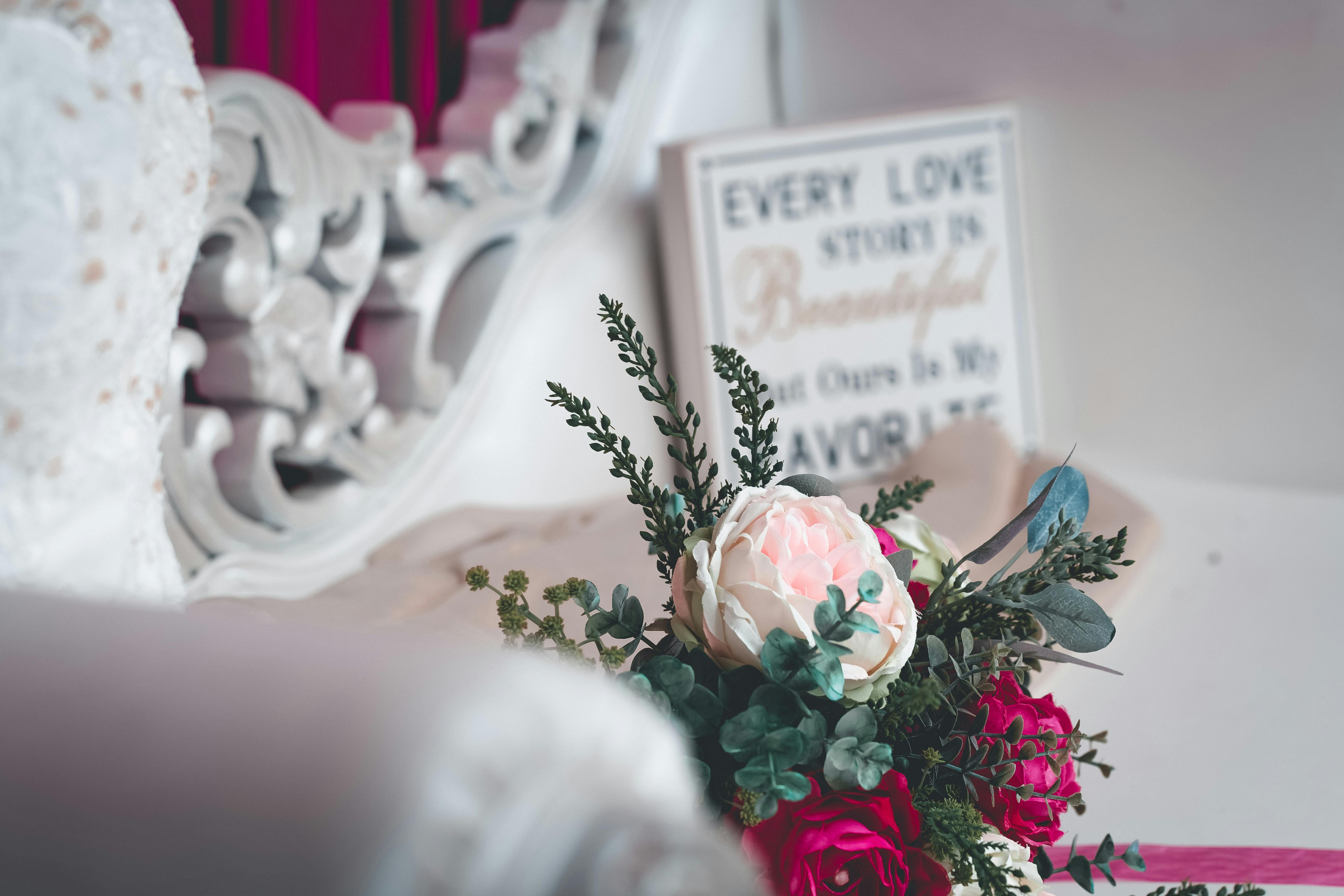 在浪漫的婚礼环境中，搭配牡丹和玫瑰花