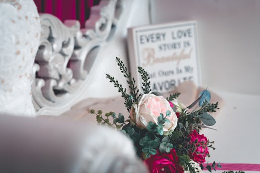 在浪漫的婚礼环境中，搭配牡丹和玫瑰花