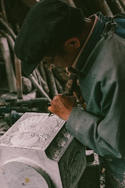 Handwerk Steinmetz bei der Arbeit