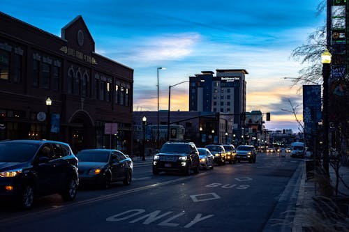 Foto profissional grátis de automóveis, centro da cidade, céu azul