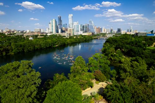Free Scenic aerial view of downtown Austin, Texas, featuring the river and lush greenery. Stock Photo