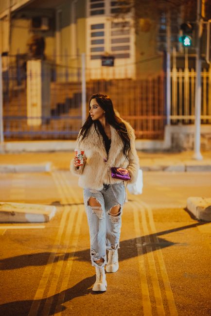 Chamarra de pelo para la noche y jeans rotos, hoy el mood está perfecto ✨
#lookdeldia #cream #jacket #jeans