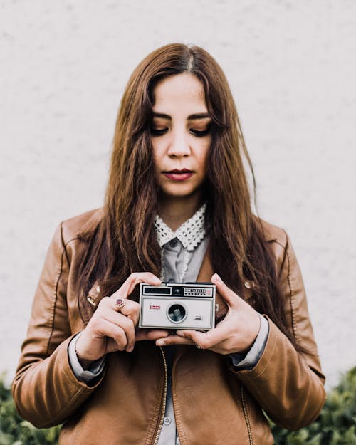 Free Woman Holding Gray Camera on Focus Photography Stock Photo
