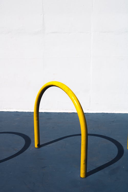 Free 검은 색 바닥에 파란색 금속 스탠드 Stock Photo
