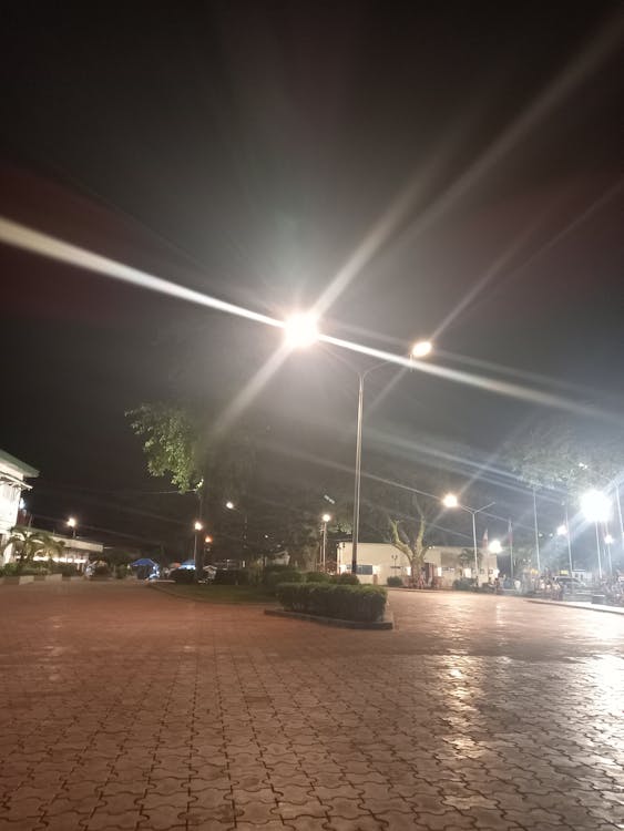 Tuğla duvarda 'Hayal Et' yazılı mavi neon ışıklı yazı