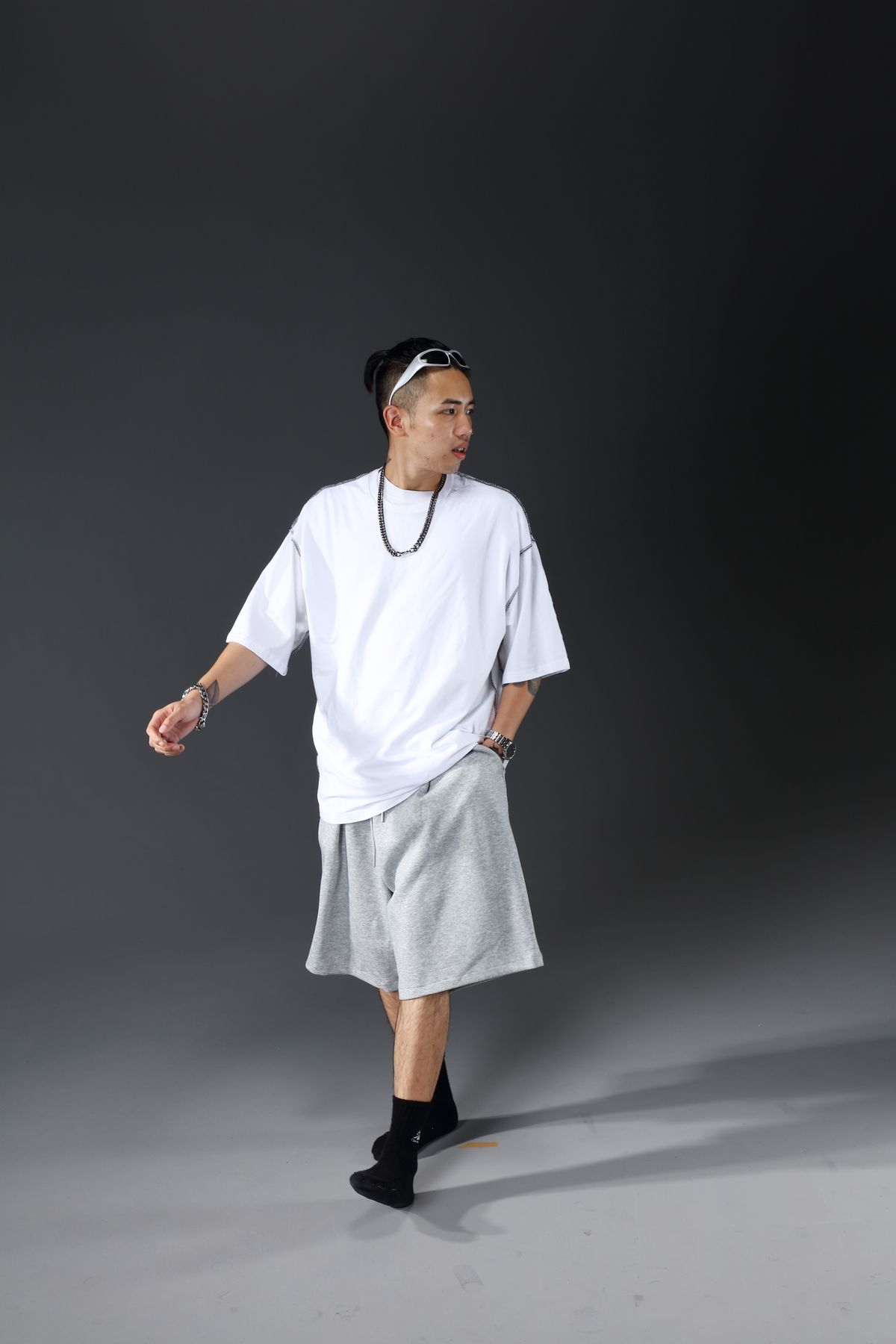Streetwear có cần mặc đồ oversized không?
