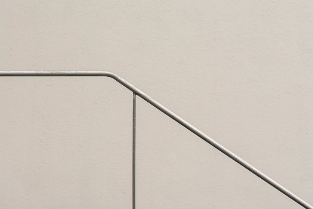 Garde-corps en acier fixé sur un mur blanc, ouvrage courant de métallerie