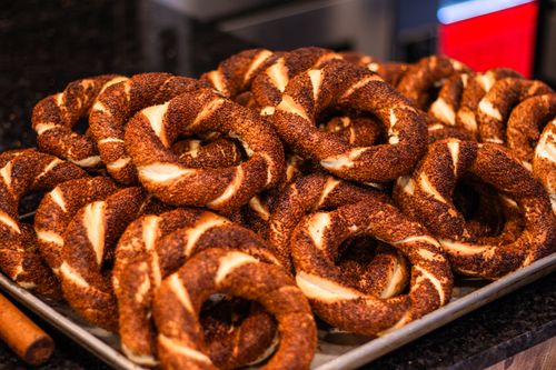 Free Close-up of freshly baked Turkish simit on a tray in Ünye, Ordu, Türkiye, showcasing texture and abundance. Stock Photo